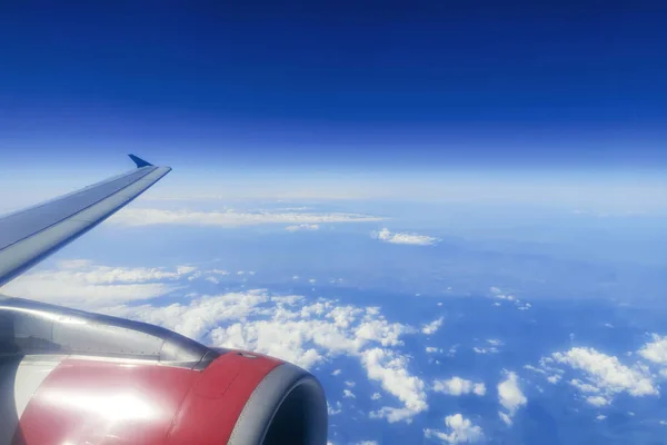Viajar e voar, céu acima das nuvens  — Fotografia de Stock